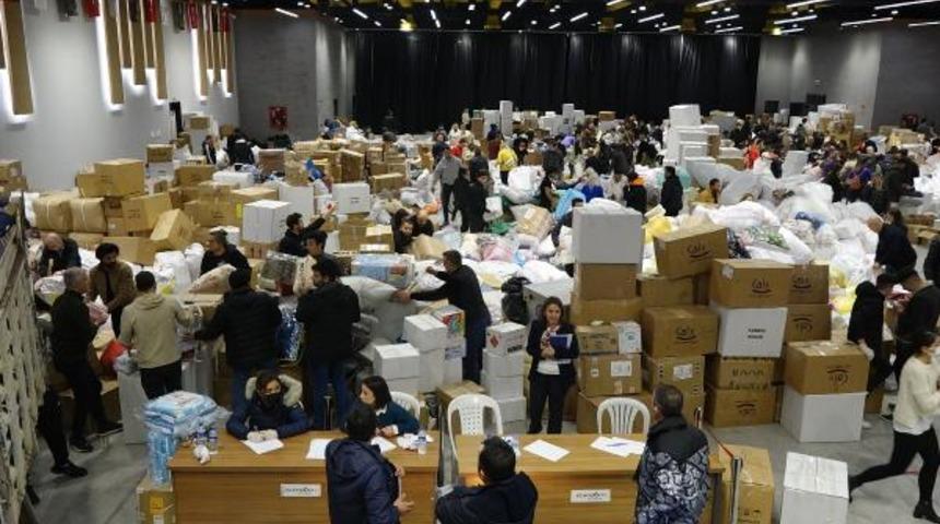 Türkiye tek yürek oldu! Depremzedelere duygusal mesajlar: 'Siz üşürseniz biz burada donarız'