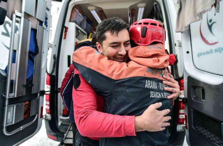 24 saat sonra gelen mucize! Ailesiyle birlikte enkaz altında kalan minik Arda Gül’ü ölümden anne ve babasının cansız bedeni kurtardı G5