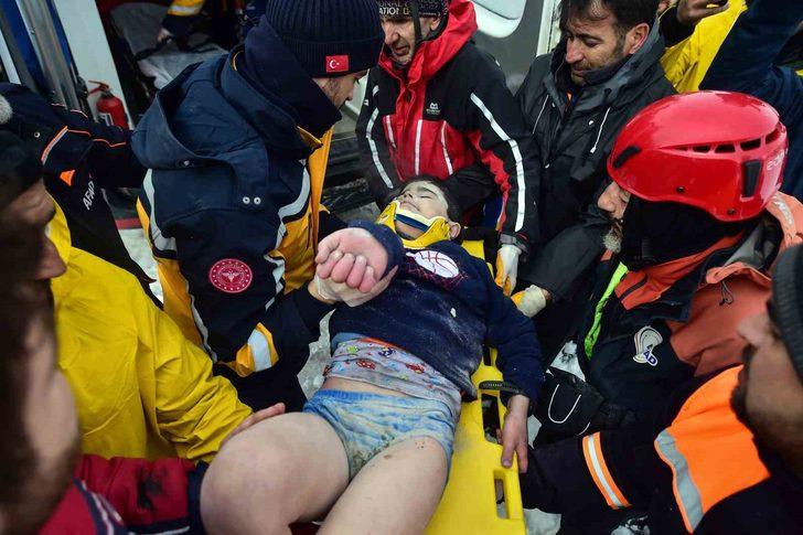 24 saat sonra gelen mucize! Ailesiyle birlikte enkaz altında kalan minik Arda Gül’ü ölümden anne ve babasının cansız bedeni kurtardı G4