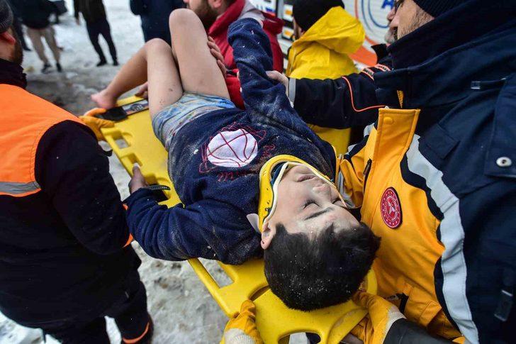 24 saat sonra gelen mucize! Ailesiyle birlikte enkaz altında kalan minik Arda Gül’ü ölümden anne ve babasının cansız bedeni kurtardı G3