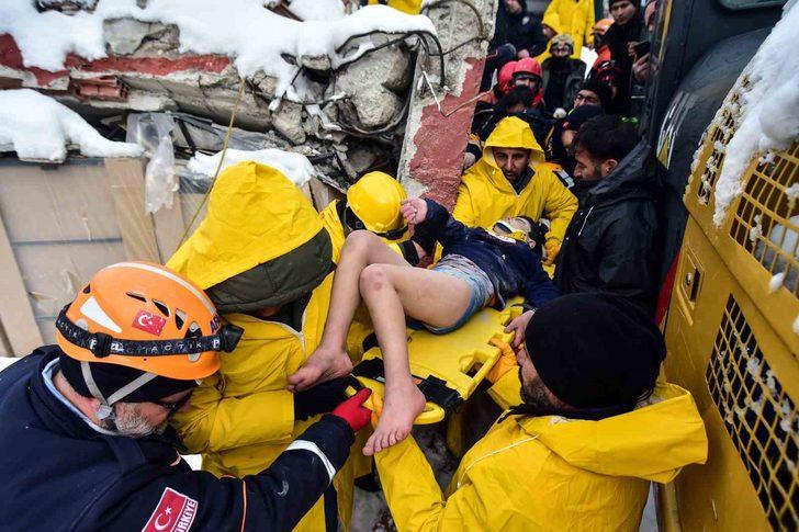 24 saat sonra gelen mucize! Ailesiyle birlikte enkaz altında kalan minik Arda Gül’ü ölümden anne ve babasının cansız bedeni kurtardı G1