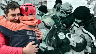 24 saat sonra gelen mucize! Ailesiyle birlikte enkaz altında kalan minik Arda Gül’ü ölümden anne ve babasının cansız bedeni kurtardı