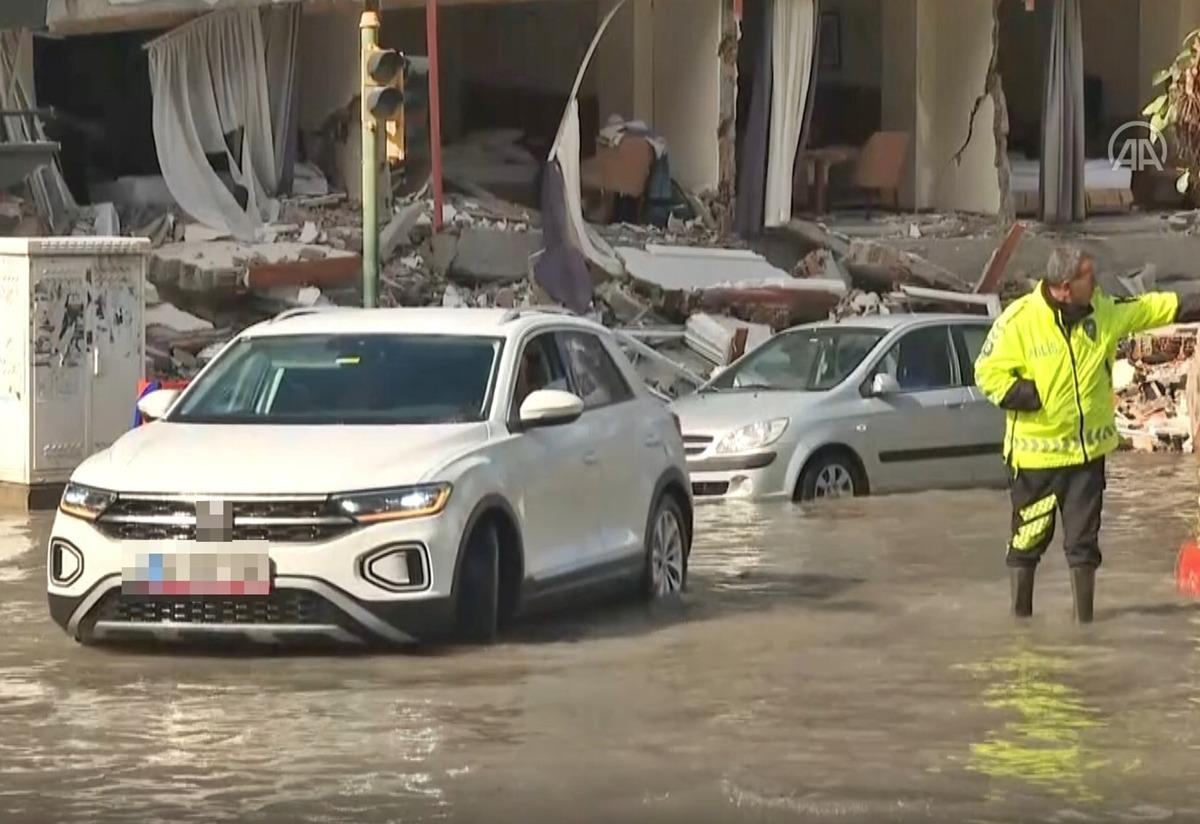Hatay'da deprem sonrası deniz seviyesi y&uuml;kseldi, sokaklar sular altında kaldı! Ara&ccedil;lar g&uuml;&ccedil;l&uuml;kle ilerledi işte o fotoğraflar...
