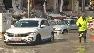 Hatay'da deprem sonrası deniz seviyesi yükseldi, sokaklar sular altında kaldı! Araçlar güçlükle ilerledi işte o fotoğraflar...