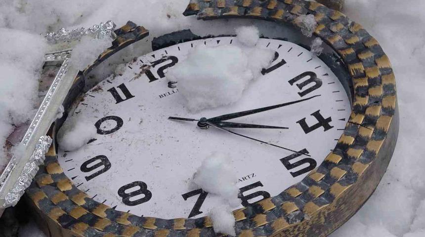 Enkazın altında karların arasındaki o görüntü bir kez daha yürek yaktı! 04.17'de durmuş... Gören herkesi hüzne boğdu