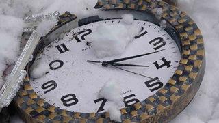 Enkazın altında karların arasındaki o görüntü bir kez daha yürek yaktı! 04.17'de durmuş... Gören herkesi hüzne boğdu