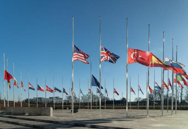 Türkiye'deki deprem felaketi nedeniyle NATO’da bayraklar yarıya indirildi