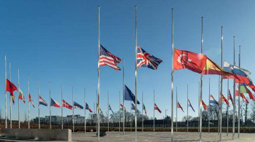 Türkiye'deki deprem felaketi nedeniyle NATO’da bayraklar yarıya indirildi
