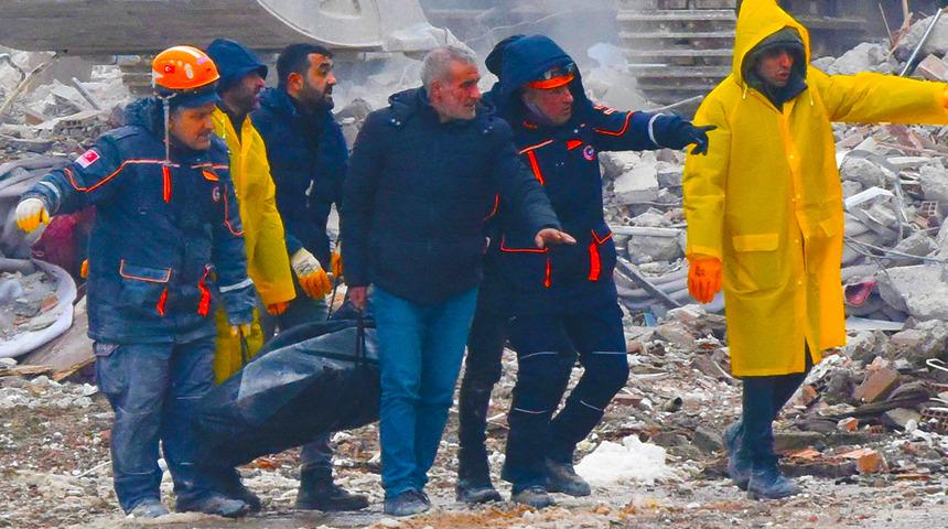 Malatya'da voleybolcuların kaldığı otelin enkazında 1 kişinin cansız bedenine ulaşıldı!