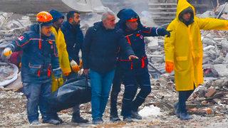 Malatya'da voleybolcuların kaldığı otelin enkazında 1 kişinin cansız bedenine ulaşıldı!