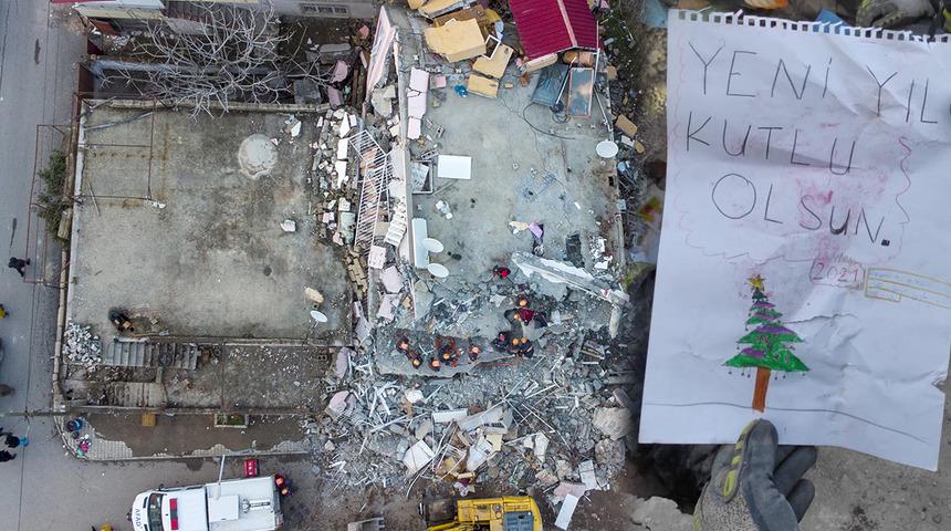 Deprem sonrası enkazdan çıkan resim yürekleri burktu! "Yeni yıl kutlu olsun, depremsiz bir yıl diliyorum"