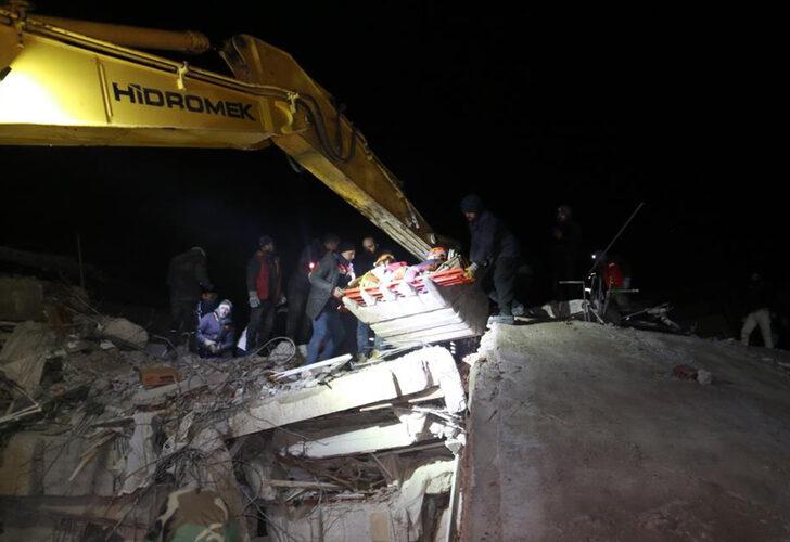 40 saatin sonunda gelen mucize! Tekbirlerle kurtarılan kardeşler enkazdan kepçeyle indirildi