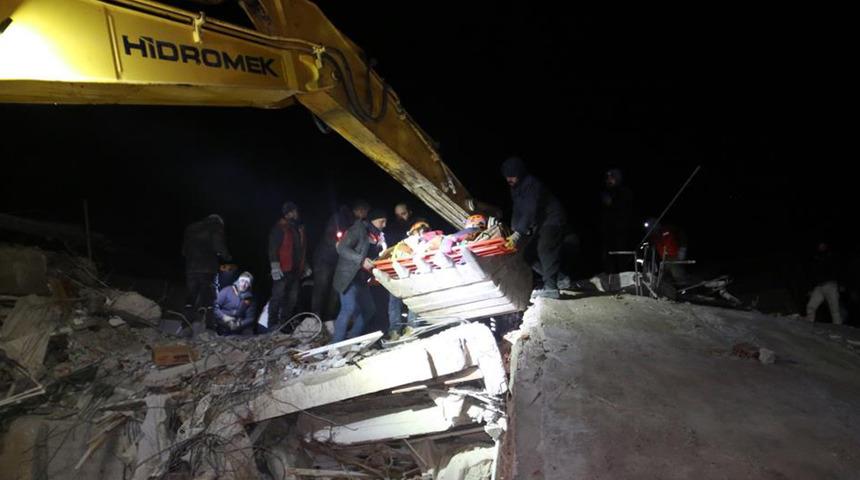 40 saatin sonunda gelen mucize! Tekbirlerle kurtarılan kardeşler enkazdan kepçeyle indirildi