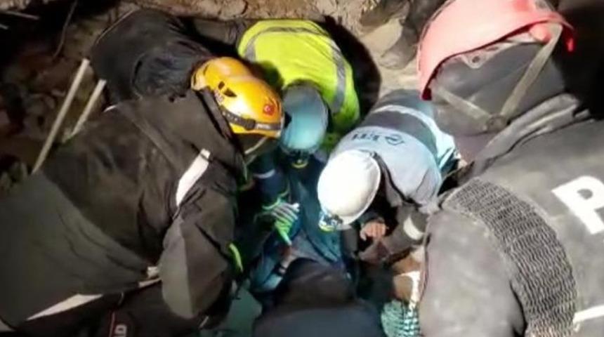 Haberler peş peşe geliyor! Depremden saatler sonra enkazdan &ccedil;ıkarıldılar