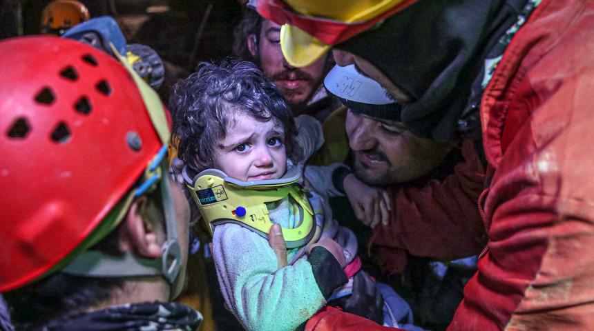 Hatay'da depremden yaklaşık 44 saat sonra anne ve iki yaşındaki kızı kurtarıldı