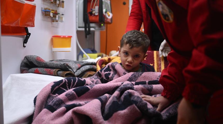 Adıyaman'daki enkazdan yarım saat arayla önce bebeği, sonra annesi kurtarıldı