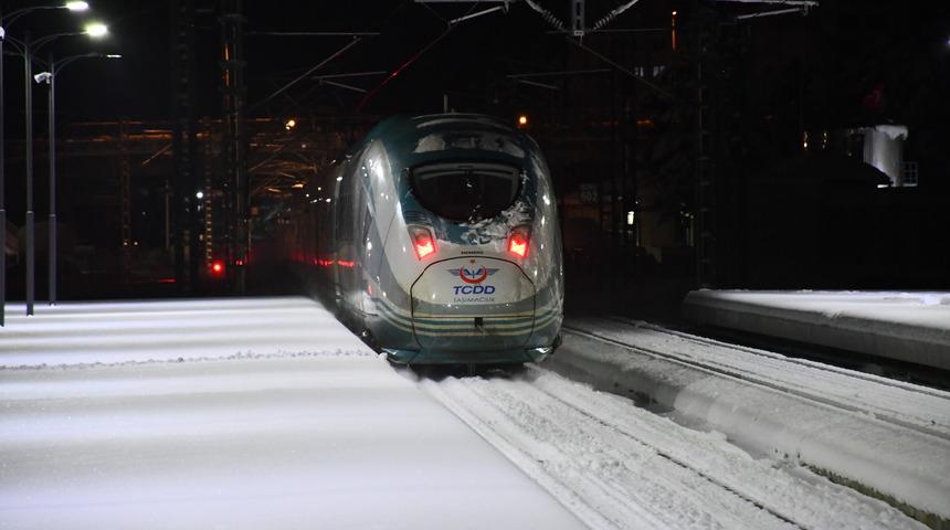 Deprem mağdurlarını taşıyan dizel tren setleri Sivas'a vardı