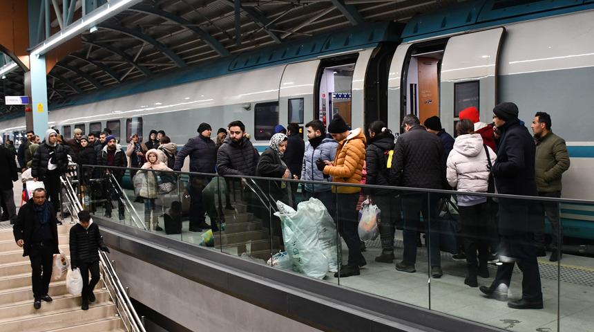 Deprem mağdurlarını taşıyan dizel tren setleri Sivas'a ulaştı