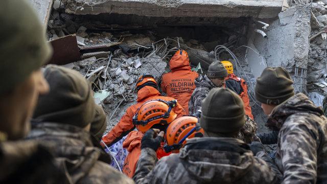 Kepçe operatörü depremden 47 saat sonra babasının enkazdan sağ çıkarılmasını sağladı