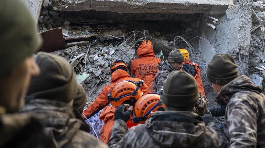 Kepçe operatörü depremden 47 saat sonra babasının enkazdan sağ çıkarılmasını sağladı