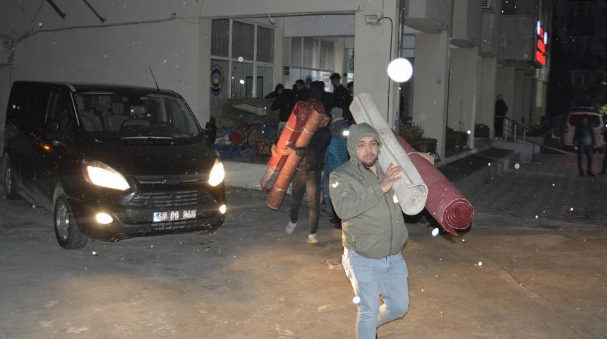 Manisa'dan deprem bölgesine 1 tır yardım malzemesi gönderildi