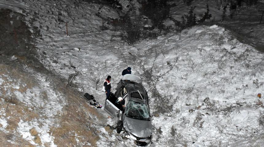 Depremzedelerin bulunduğu otomobilin şarampole devrildiği kazada 6 kişi yaralandı