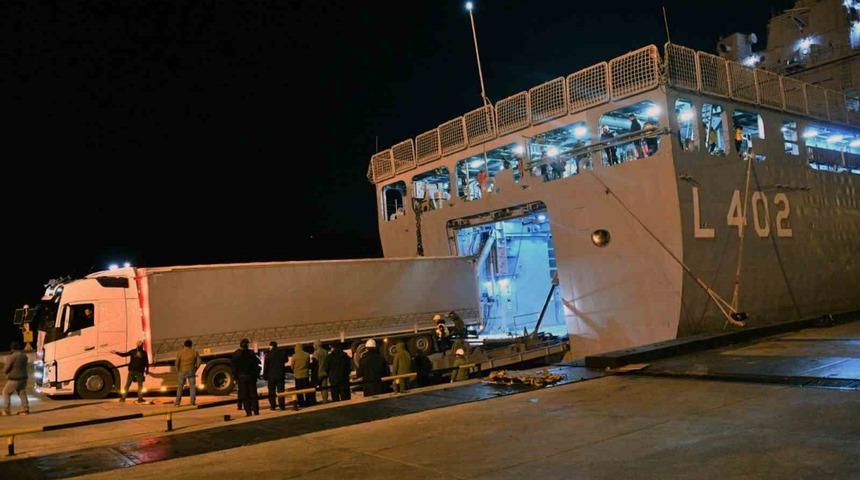 Tıbbi malzemeler askeri gemi ile g&ouml;nderildi