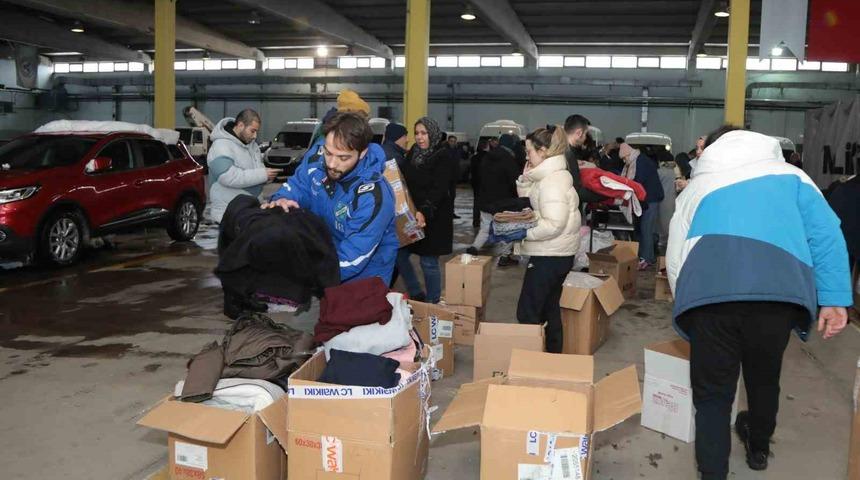 ER&Uuml;&rsquo;den deprem b&ouml;lgesine uzanan yardım eline destek yağıyor