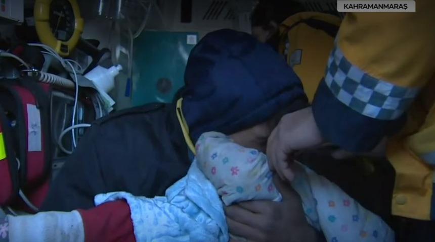 Son dakika: Kahramanmaraş'taki bu görüntüler herkesi ağlattı! Enkaz altındaki anne kızını emzirerek hayatta tuttu, Masal bebek 56 saat sonra böyle kurtarıldı
