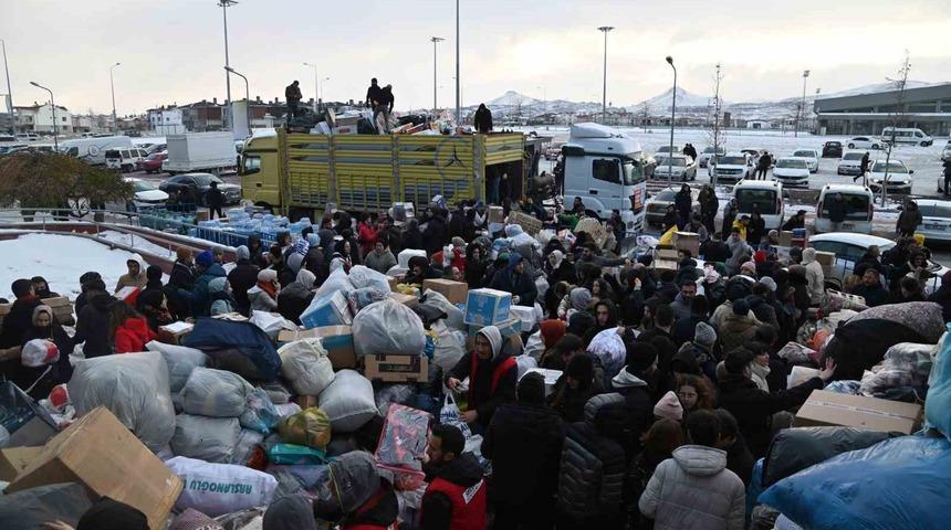 Selçuklu’dan Hatay’a 52 tır yardım malzemesi gönderildi