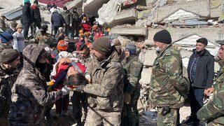 Kahramanmaraş'ta özel harekat polisleri genç kızı 57 saat sonra enkazdan kurtardı