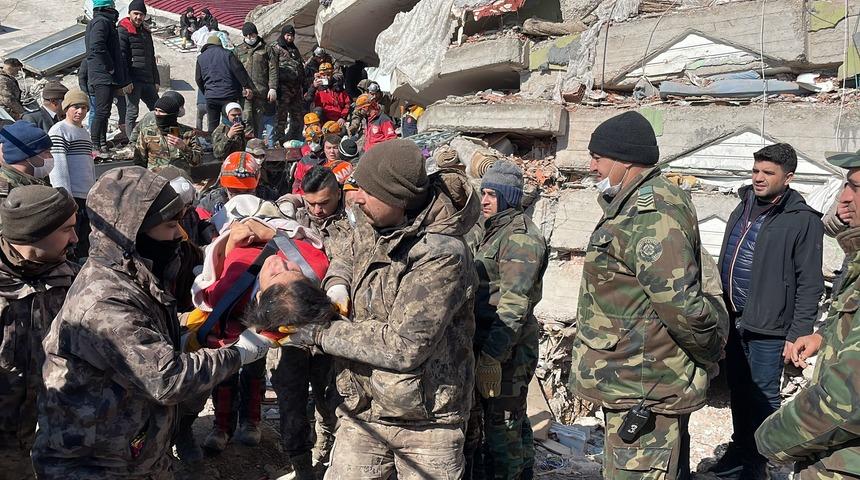 Kahramanmaraş'ta özel harekat polisleri genç kızı 57 saat sonra enkazdan kurtardı