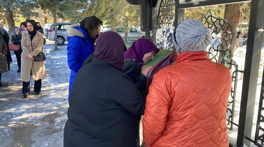 Hatay'a gittikleri gece depreme yakalanan anne ile oğlunun cenazesi Konya'da defnedildi