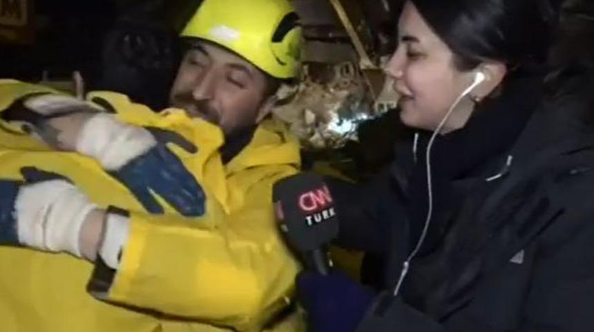 Yanlış anlaşılma tatlıya bağlandı! İki depremzede sarılarak birbirini teselli etti