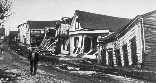 Valdivia_after_earthquake,_1960