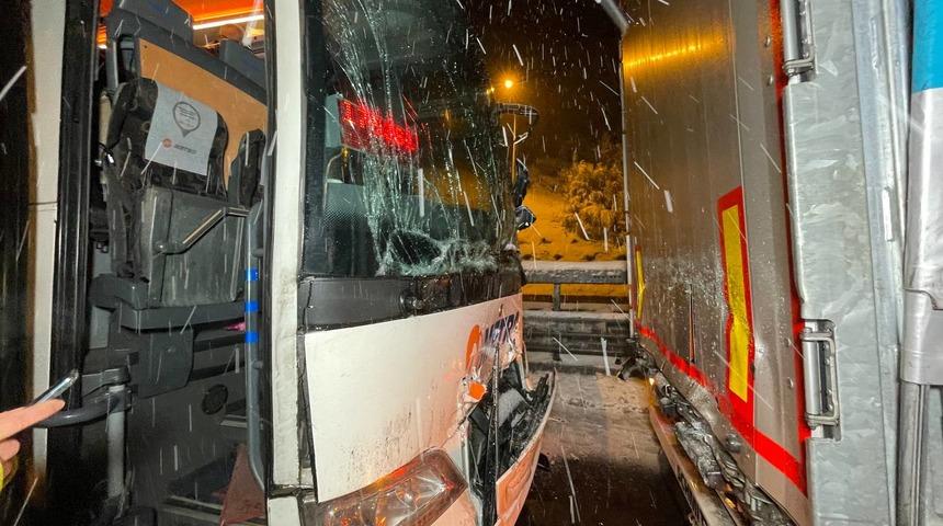 Anadolu Otoyolu'nda tırla çarpışan yolcu otobüsündeki 6 kişi yaralandı