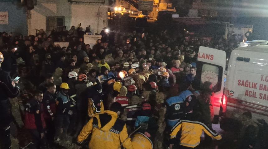 Şanlıurfa'da enkaz altında kalan kadın 69 saat sonra kurtarıldı