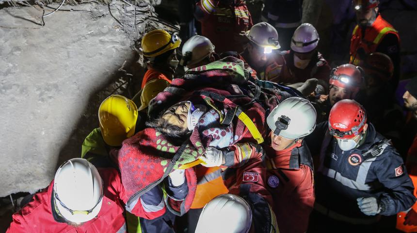 Hatay'da yıkılan binanın enkazından 80 yaşındaki kadın 68 saat sonra kurtarıldı