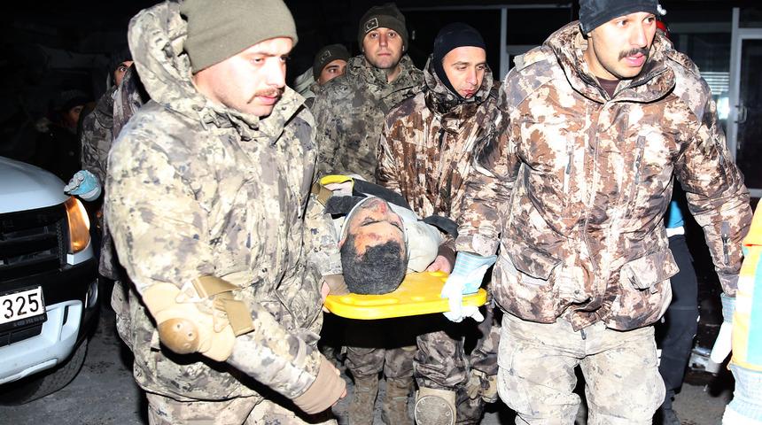 Kahramanmaraş'ta 49 yaşındaki kişi, depremden 70 saat sonra enkazdan kurtarıldı