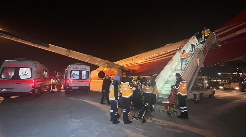 Cumhurbaşkanlığına ait "TUR" uçağı deprem bölgesinden 52 yaralıyı Ankara'ya nakletti