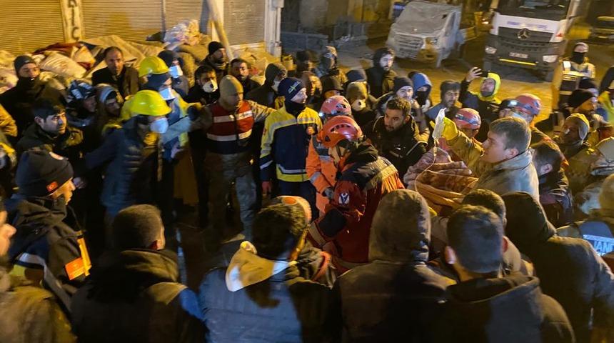 Diyarbakır'da yıkılan binanın enkazından 72 saat sonra bir kadın sağ çıkarıldı