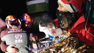 'Son salisede duyduk! İki can kurtardık' Cenazeleri almaya gelmişlerdi... Kızıyla birlikte sağ bulunan baba: Sizi çok seviyorum