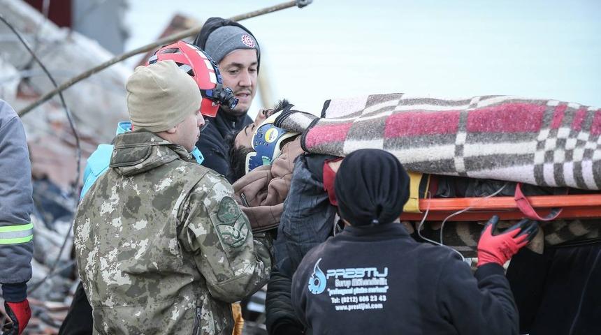 Hatay'da enkaz altında kalan ailenin 3 yaşındaki kızı da kurtarıldı