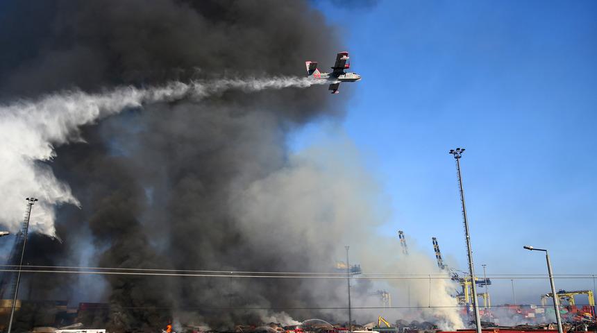 İskenderun Limanı'ndaki konteyner bölgesinde soğutma çalışması devam ediyor
