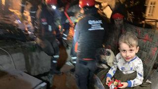 'Kaplumbağa gibi git...' Hatay'da yüreklere su serpen anlar! Ukraynalı anne ile oğlu enkazdan çıkarıldı