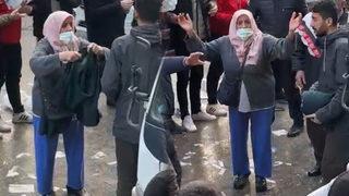 İzleyenleri duygulandıran görüntü! Üstündeki ceketi çıkartarak depremzedelere gönderdi