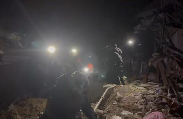 TRT dizisi ses ekipmanlarıyla deprem bölgesine koştu! Ünlü oyuncu o anları paylaştı