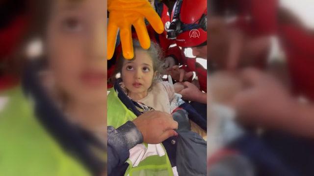 Enkazdan çıkarılan minik Hazal'ın 'Su ister misin?' sorusuna verdiği yanıt gülümsetti: Yok daha muayene olmadım