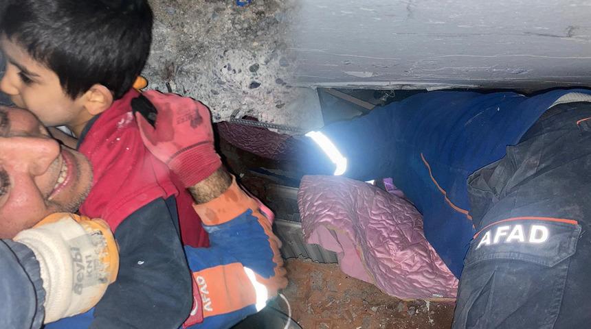 Enkaz altından &ccedil;ıktı, 'Hangi g&uuml;ndeyiz?' diye sordu! Ekiplerin verdiği cevap...