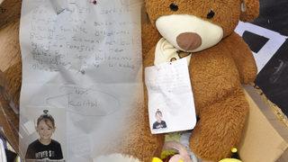 Küçük bir Beşiktaşlı taraftarın yazdığı not görenlerin yüreğini burktu! Depremzedelere en sevdiği oyuncağını göndermiş...